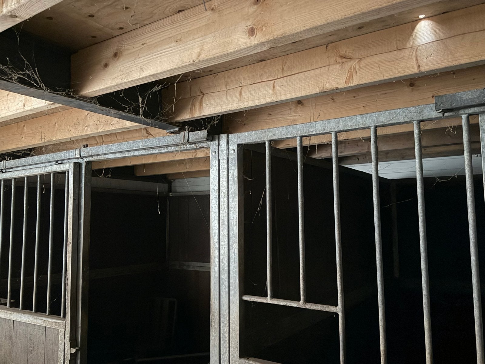 Paardenboxen 2 st hardhout stalwanden