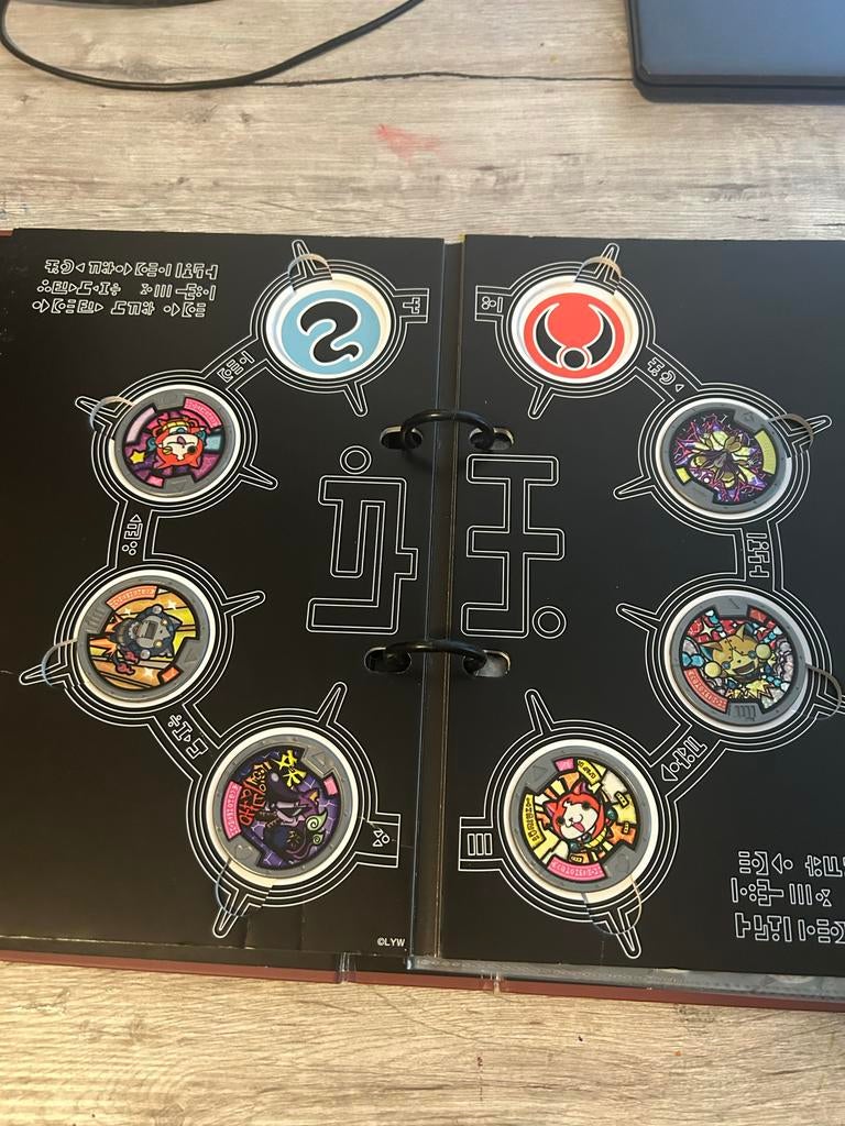 Yokai Watch Verzamelmap met  Munten - Hasbro 2015, Ophalen, Gebruikt
