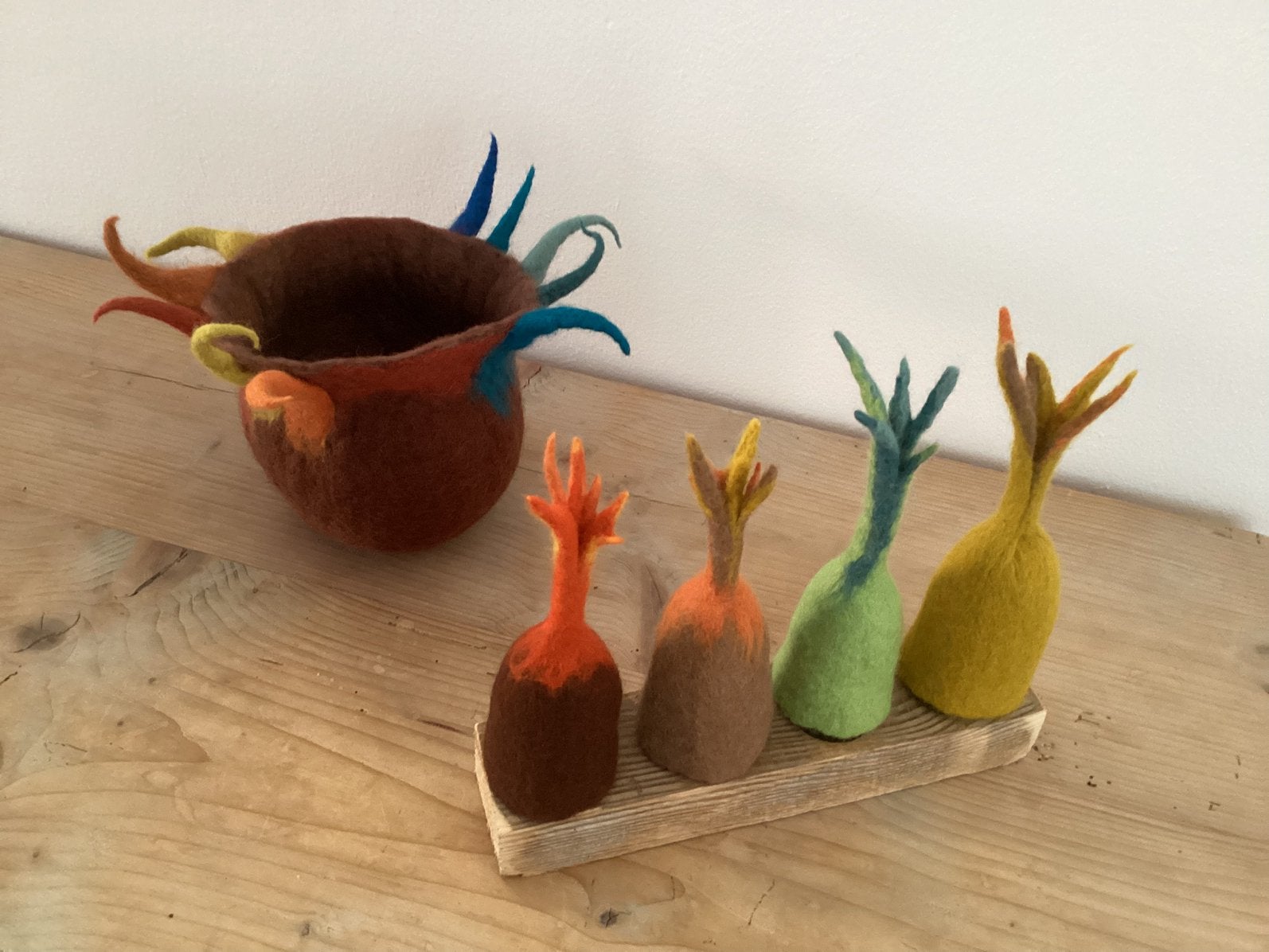 Handgevilte vrolijke eierwarmers en bolvaas, Ophalen, Nieuw, Figuurtje(s)