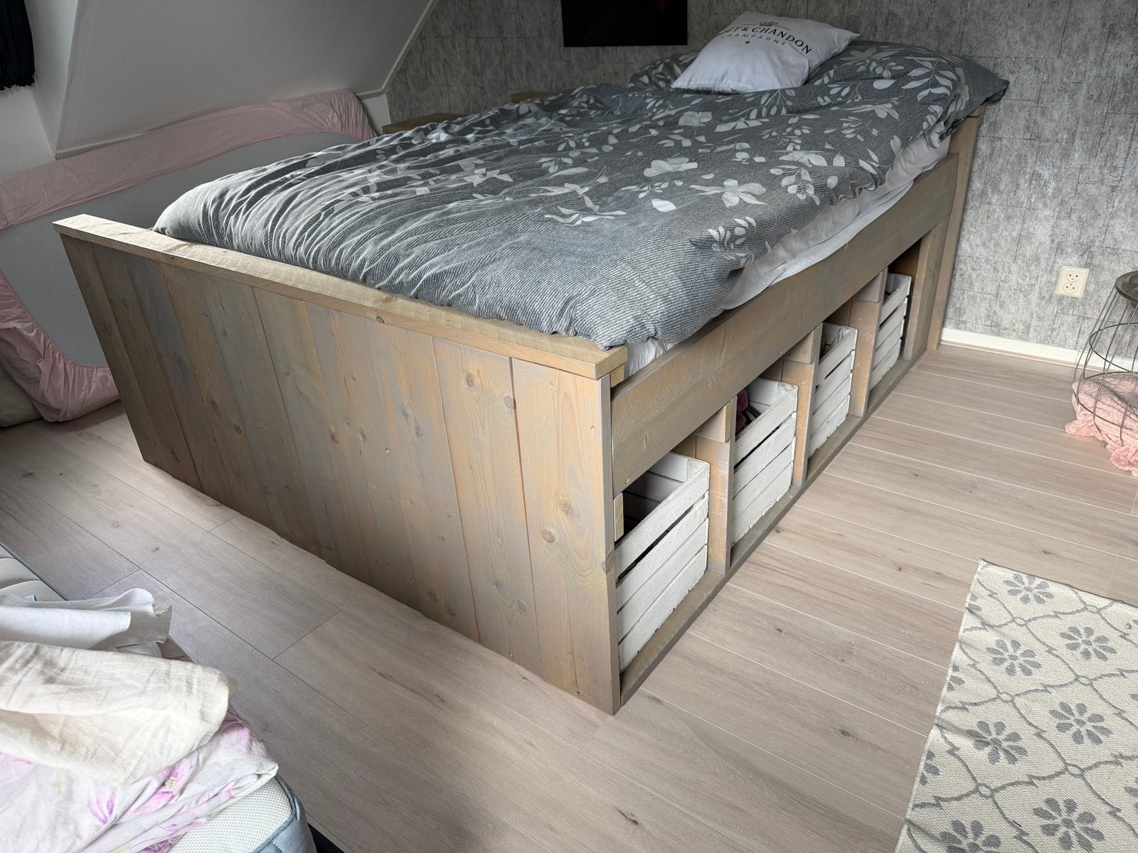 Steigerhouten bed 180x200 met opbergkistjes en nachtkastjes, Ophalen, Zo goed als nieuw, Tweepersoons