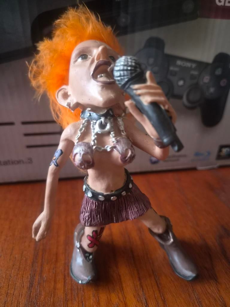 Unieke Punk Rock Zangeres Figuur - Handgeschilderd, Ophalen of Verzenden, Zo goed als nieuw