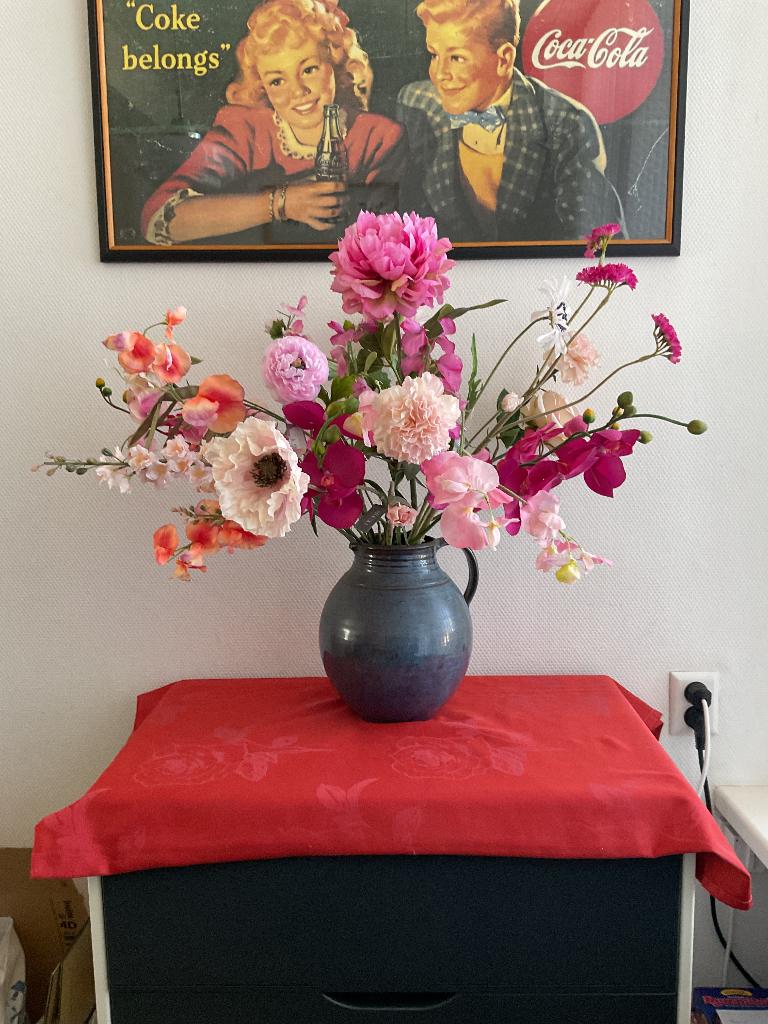 Silk ka bos bloemen met blauwe kruik, Huis en Inrichting, Ophalen, Roze, 70 cm, Silk-ka