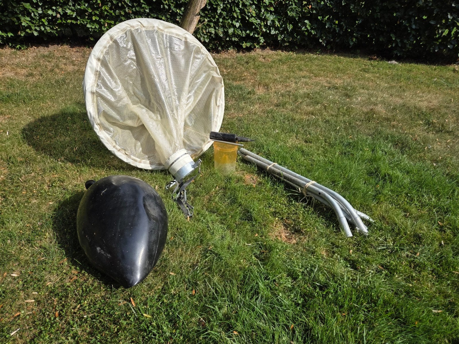 Grote insectenval met vangbeker en statief, Ophalen
