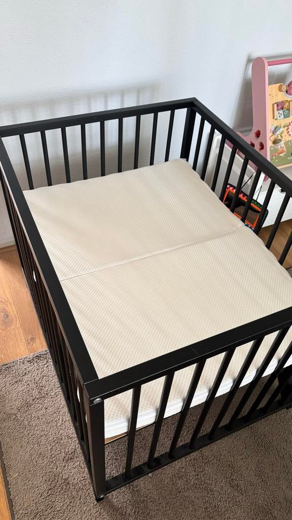 Bopita box met boxmatras - Zwart incl. Boxkleed, Ophalen, Gebruikt, Vierkant, In hoogte verstelbaar
