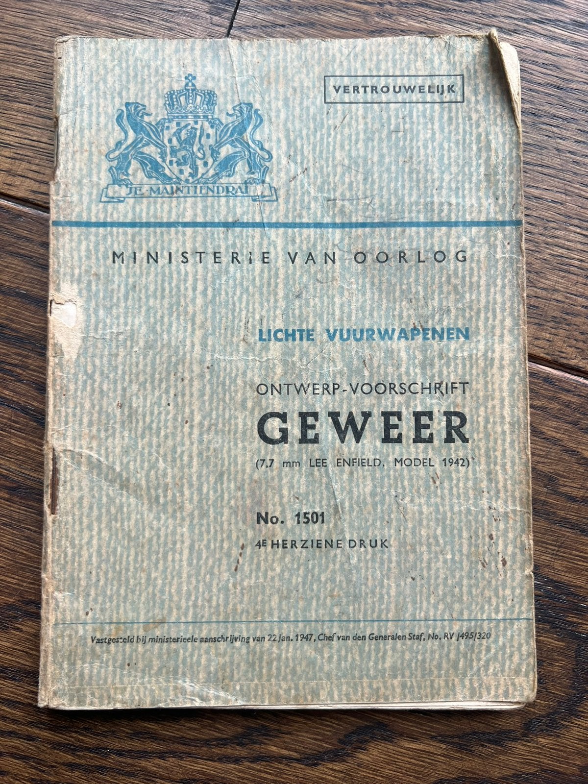 KL KNIL Voorschrift Lee Enfield 1945 geweer techniek sniper, Verzenden, Nederland, Embleem of Badge