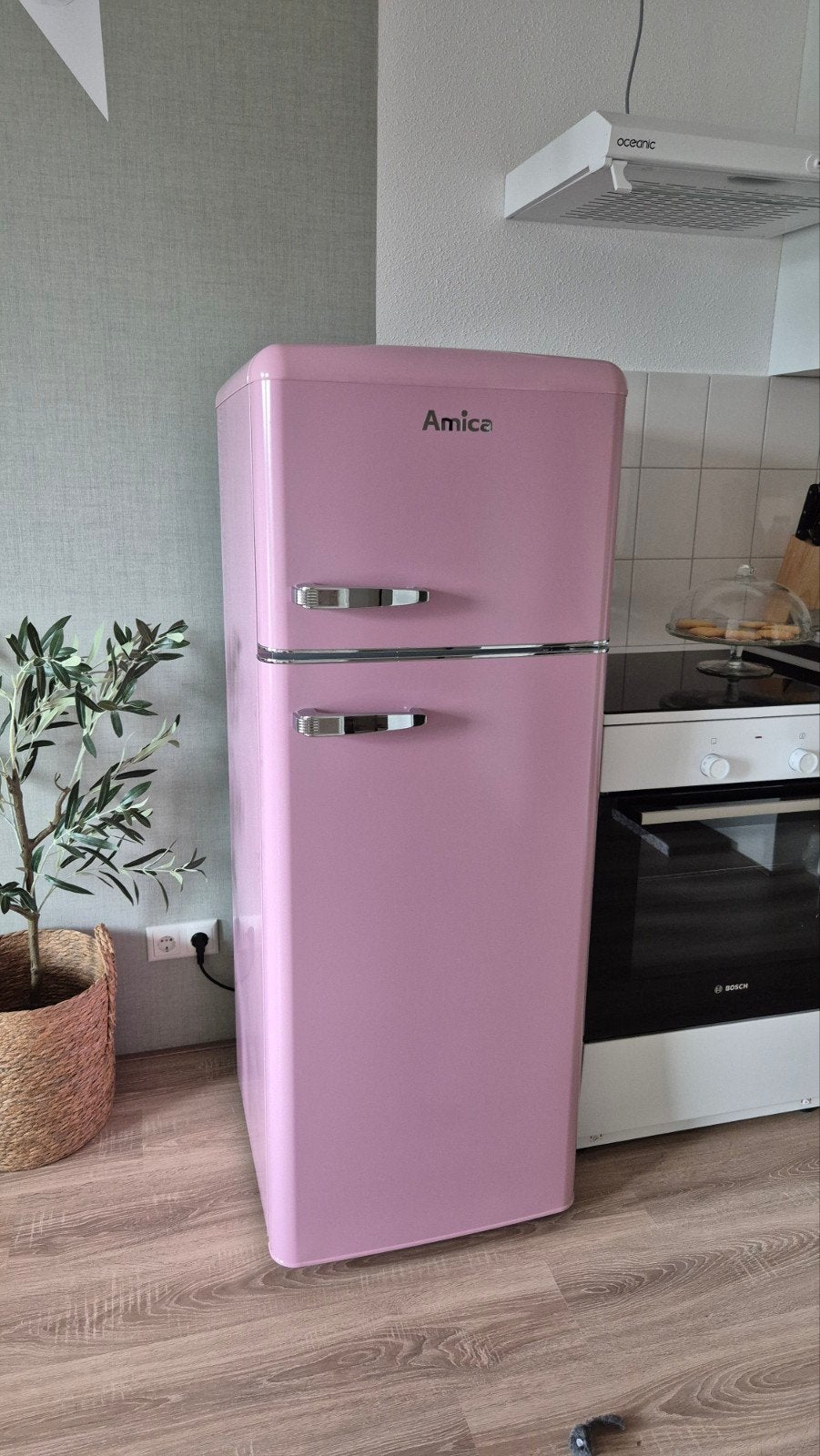 Roze Amica Koelkast met Vriezer - 1 Jaar Oud, Witgoed en Apparatuur, Ophalen, 200 liter of meer, 160 cm of meer, Zo goed als nieuw