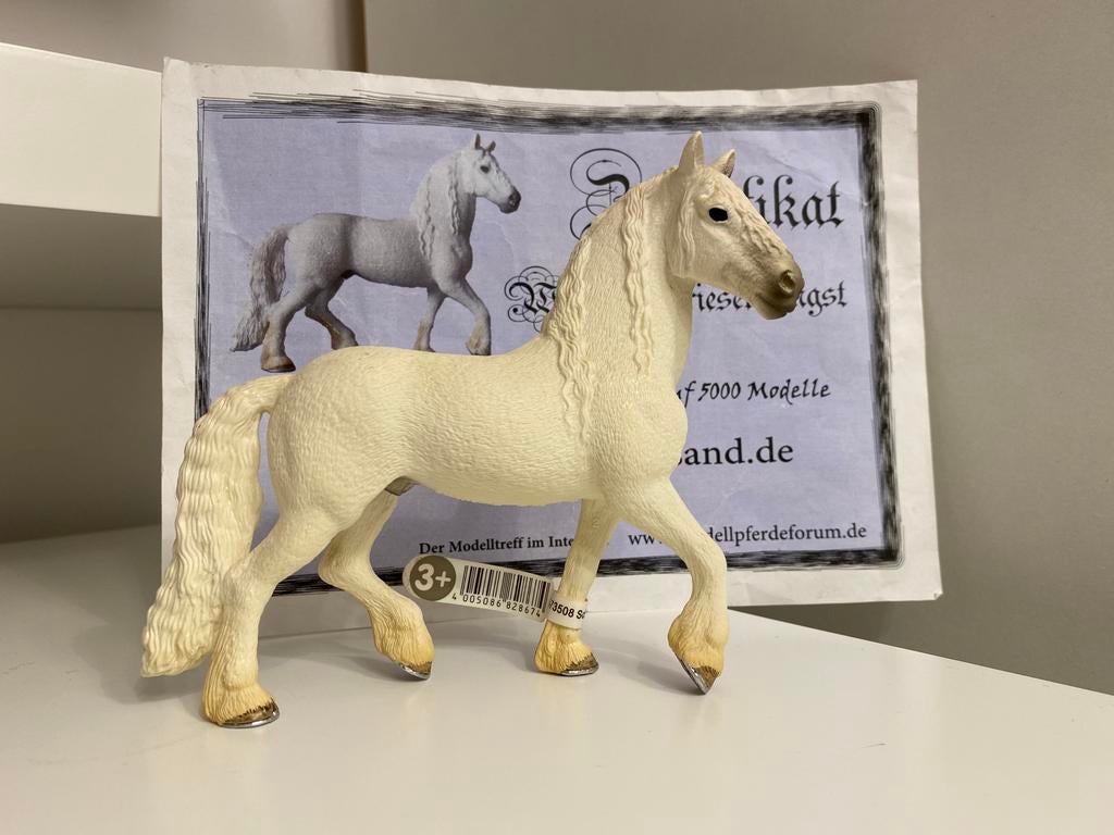 Schleich Witte Fries Met Vaan & Certificaat ~ 82867, Ophalen of Verzenden, Zo goed als nieuw, Paard, Beeldje of Figuurtje
