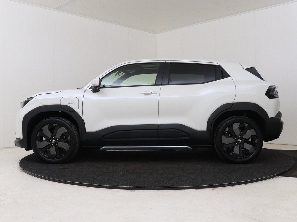Toyota Urban Cruiser Executive 61 kWh (bj 2026, automaat), Auto's, Toyota, 12 maanden, Zwart, Leder en Stof, Wit