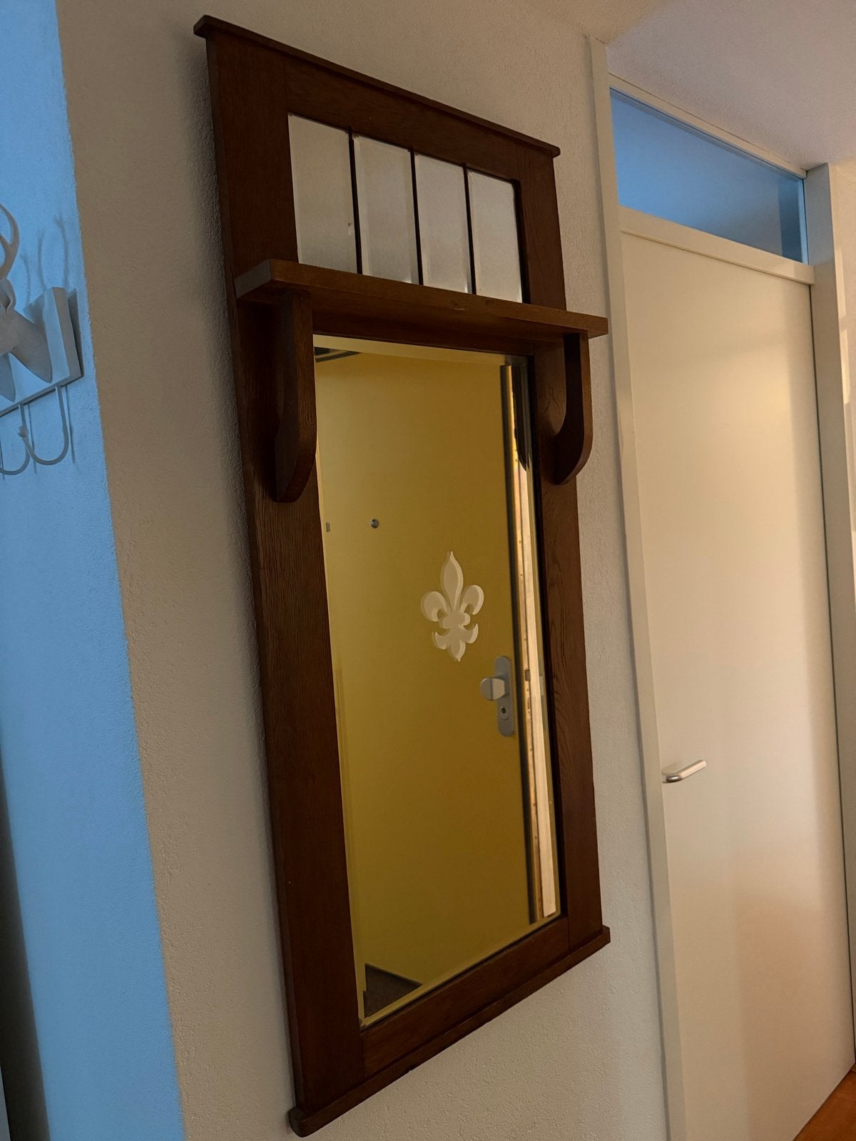 Antieke houten halspiegel met legplankje, Antiek en Kunst, Ophalen, Rechthoekig, 50 tot 100 cm, 100 tot 150 cm