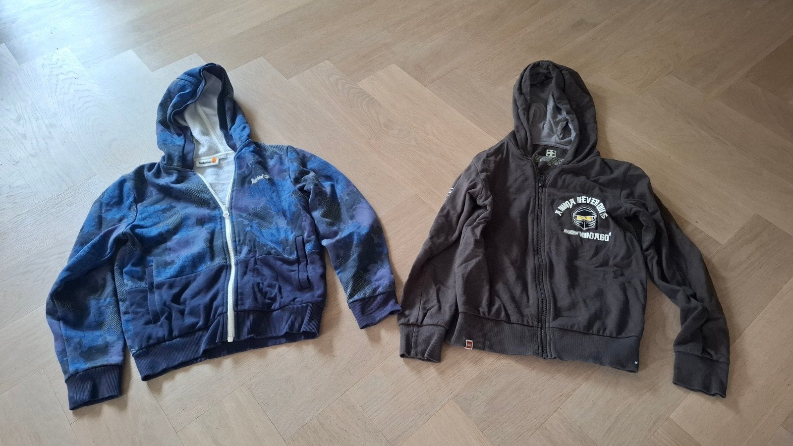 2 vesten: Lego Ninjago (140) en Timberland camouflage (138), Trui of Vest, Ophalen of Verzenden, Zo goed als nieuw, Lego Ninjago, Timberland