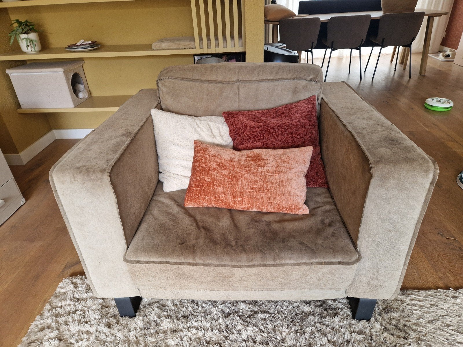 Comfortabele suède fauteuil met metalen onderstel, Ophalen, Gebruikt, 100 tot 125 cm, Leer