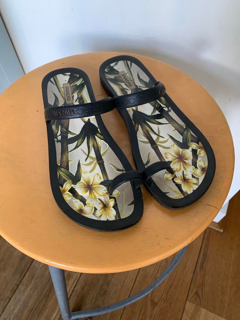 Ipanema zwarte slippers, maat 39, zo goed als nieuw, Slippers, Zwart, Ophalen of Verzenden, Zo goed als nieuw