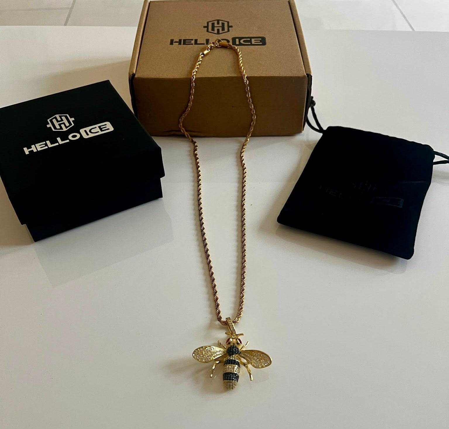 Helloice Iced Honey Bee Ketting – nieuw, Ophalen of Verzenden, Nieuw, Goud, Overige materialen