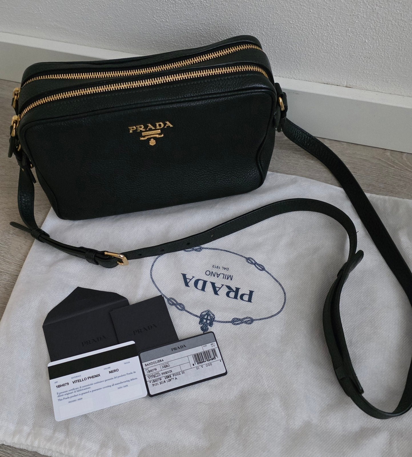 PRADA CROSSBODY MET DUBBELE RITS, Ophalen of Verzenden, Zo goed als nieuw, Zwart, Schoudertasje