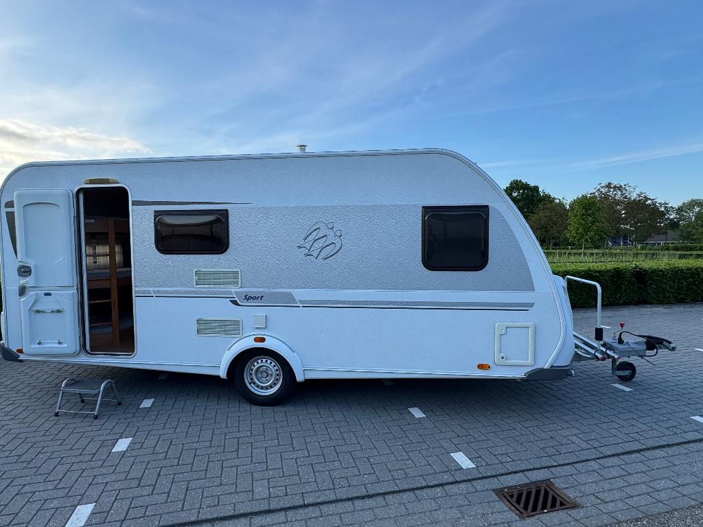Knaus Sport 500 FDK caravan met 3-persoons stapelbed + airco, Caravans en Kamperen, Omvormbare zithoek, Kachel, 7 tot 8 meter