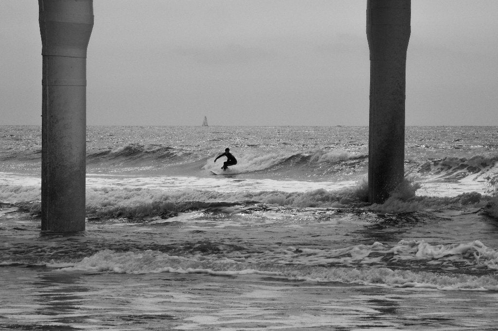Zwart-wit foto van surfer bij Scheveningen, Ophalen, 50 – 75, Nieuw, Foto of Poster