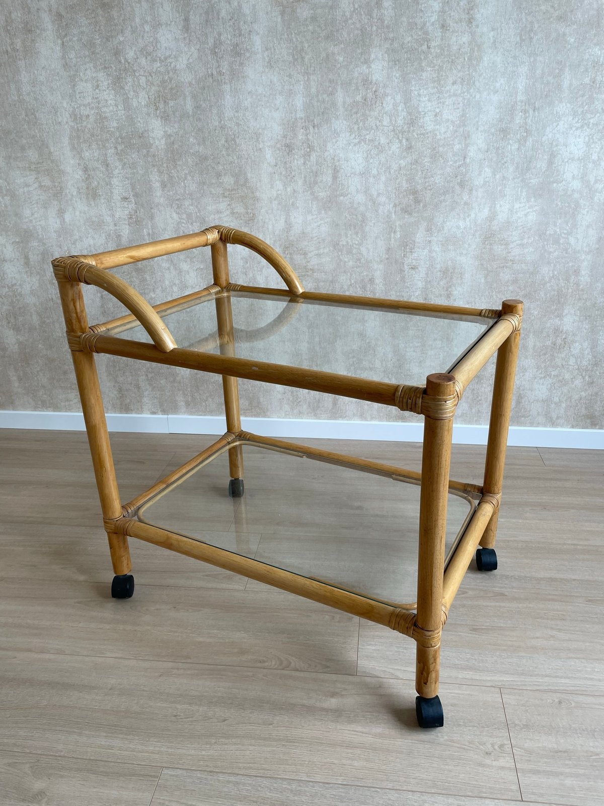 Rotan/bamboe vintage tafel, Ophalen, Gebruikt, 55 tot 75 cm, Glas