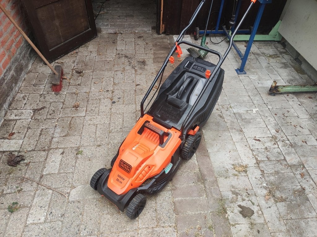 Black & Decker elektrische grasmaaier 38cm, Ophalen, Cirkelmaaier, Opvangzak, 30 t/m 39 cm