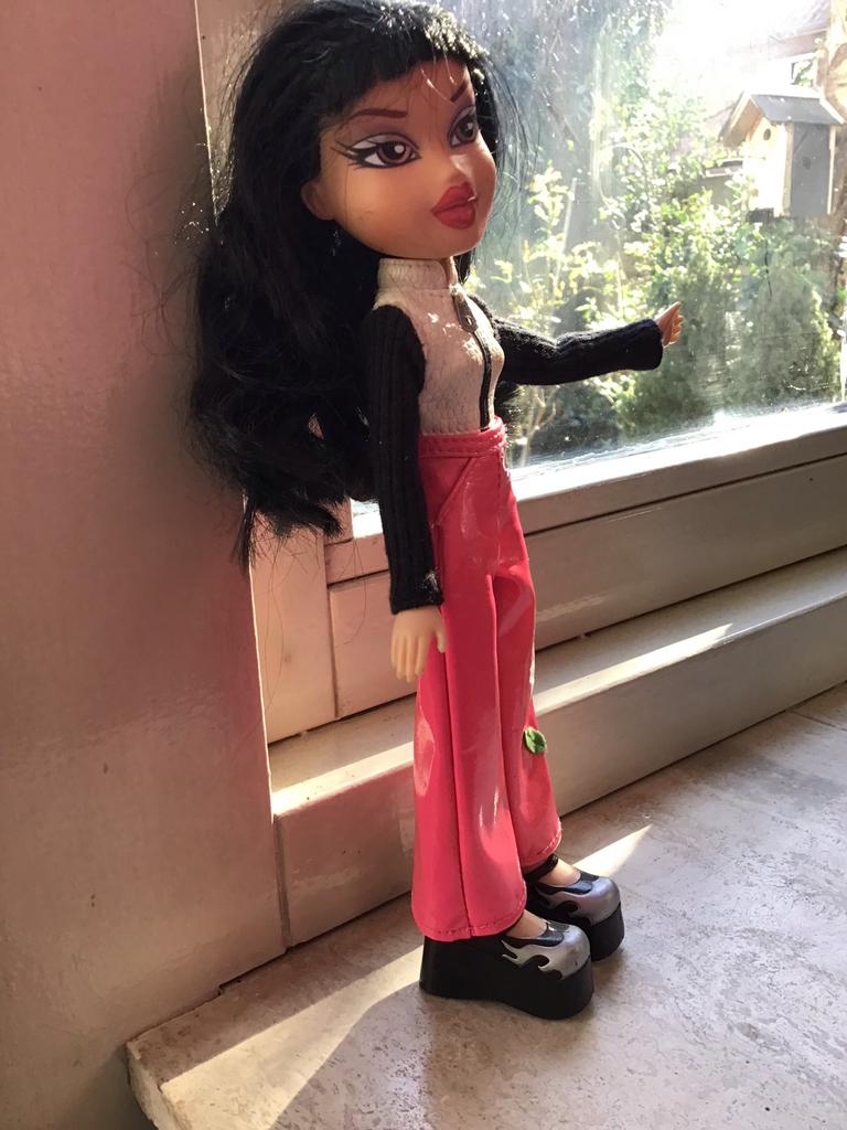 Bratz Pop - Chloe met roze broek en zwart/wit top, Kinderen en Baby's, Speelgoed | Poppen, Ophalen of Verzenden, Gebruikt, Overige typen