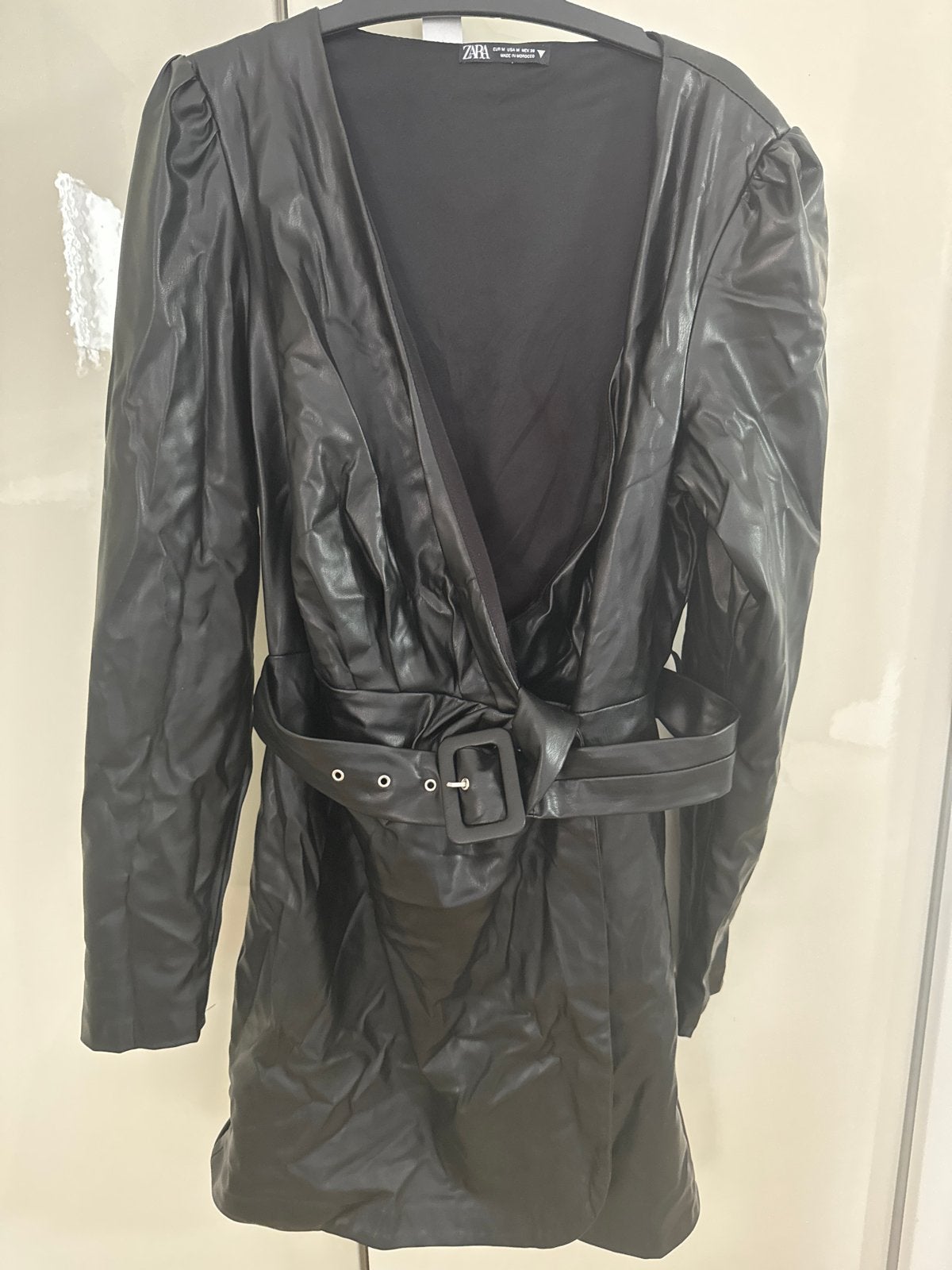 Zwarte leather look Zara omslag jurk maat M, Ophalen of Verzenden, Zo goed als nieuw, Maat 38/40 (M), Zwart