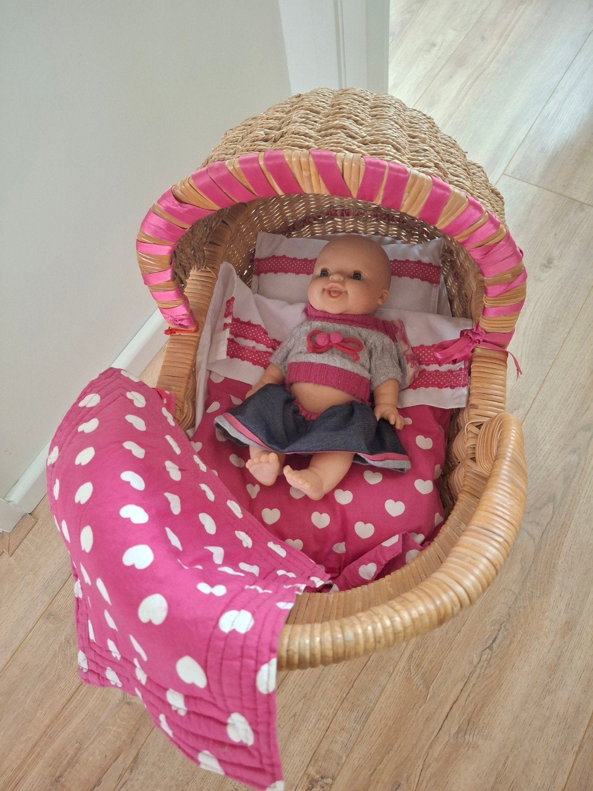 Vintage rieten poppenwagen met pop en accessoires, Ophalen of Verzenden, Zo goed als nieuw, Babypop