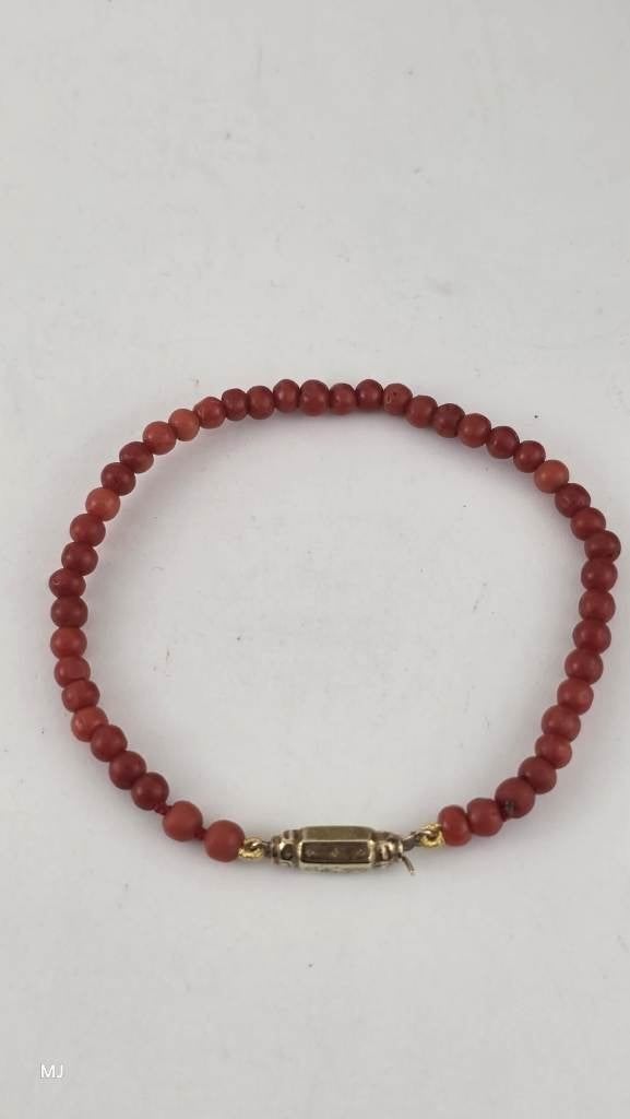 Bloedkoralen armband met gouden slot                     D47
