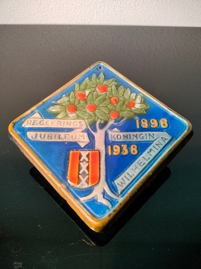 Tegel Wilhelmina Jubileum Gouda 1898 1938 5 Mei 1945, Antiek en Kunst, Ophalen of Verzenden