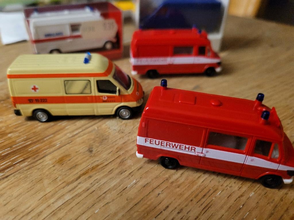 Vier Hulpverlenings busjes Mercedes, Ophalen of Verzenden, Gebruikt, Auto, Herpa
