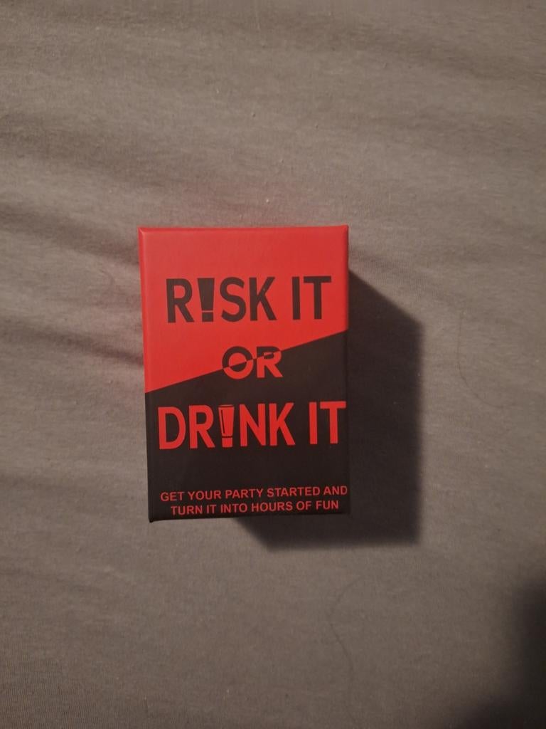 Risk It Or Drink It - Het ultieme drankspel voor feesten!, Hobby en Vrije tijd, Gezelschapsspellen | Kaartspellen, Vijf spelers of meer