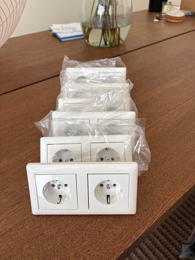 6x Gira inbouw - dubbele wandcontactdoos (nieuw), Ophalen of Verzenden, Zo goed als nieuw, Stopcontact