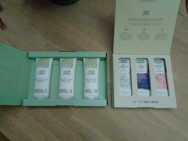 2x Therme cadeau set: Zen White Lotus + Hand Balm Collection, Ophalen of Verzenden, Nieuw, Bodylotion, Crème of Olie
