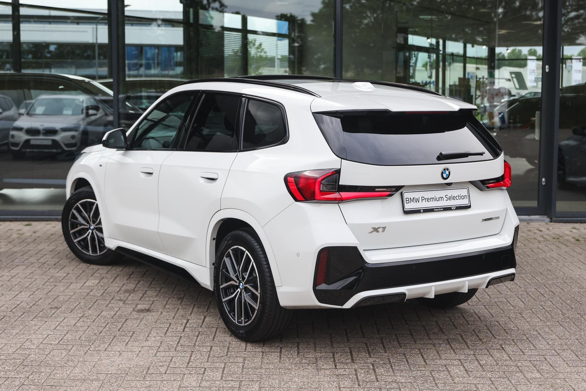 BMW X1 xDrive23i M Sport Automaat / Panoramadak / Trekhaak /, Auto's, Gebruikt, 4 cilinders, Wit, Stoelverwarming