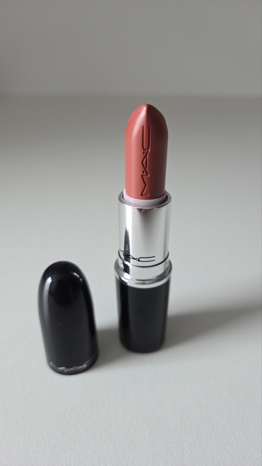 MAC Cosmetics Lusterglas lipstick Hug Me, Ophalen of Verzenden, Zo goed als nieuw, Lippen, Make-up