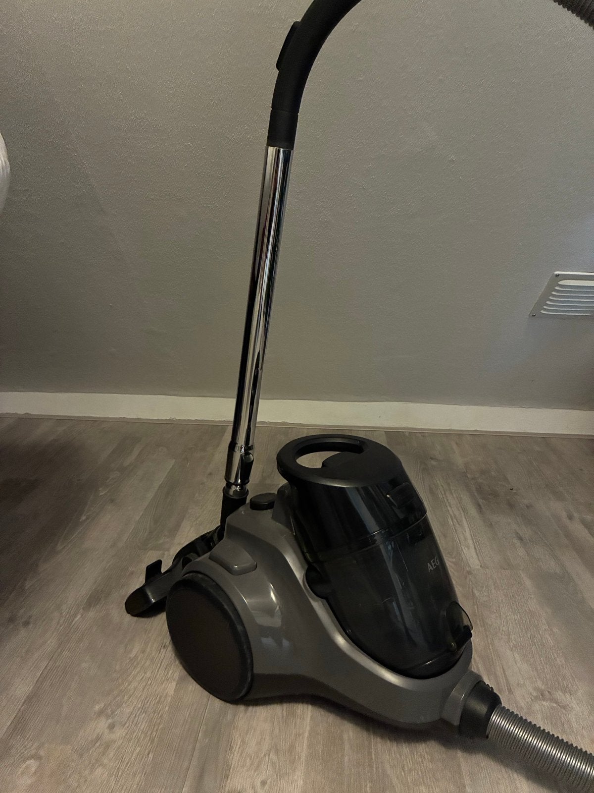 AEG stofzuiger zonder stofzak, Gebruikt, Ophalen of Verzenden, Sledestofzuiger, Minder dan 1200 watt