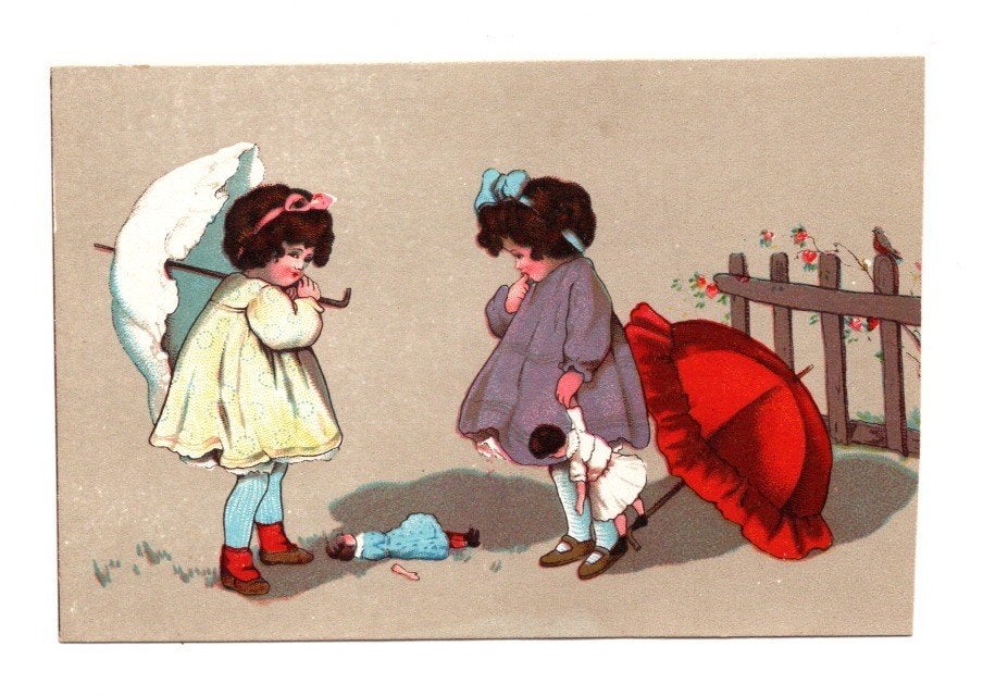 Antieke Ansichtkaart Meisjes met Parasols en Pop, Ophalen of Verzenden, Voor 1920, Ongelopen, Kinderen