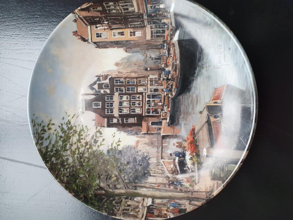 Royal Mosa Sierbord "Lente aan een Rotterdamse Gracht", Antiek en Kunst, Antiek | Wandborden en Tegels, Ophalen of Verzenden
