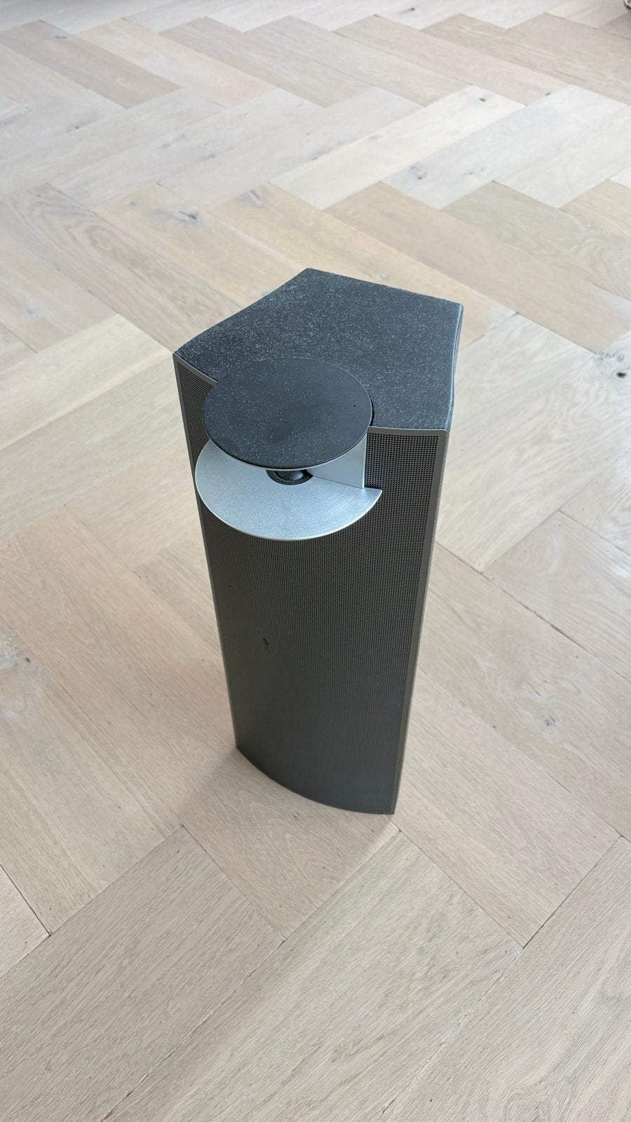 Bang & Olufsen BeoLab 7.4 Centerspeaker – Donkergrijs Front, Zo goed als nieuw, Bang & Olufsen, Geschikt voor surround/home cinema