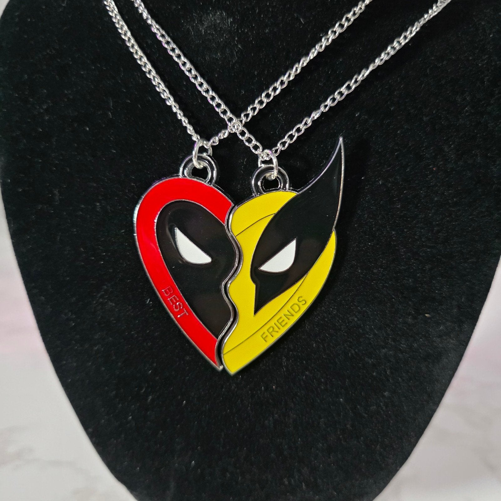 Deadpool & Wolverine Best Friend's Chain, Ophalen of Verzenden, Nieuw, Rood, Met hanger