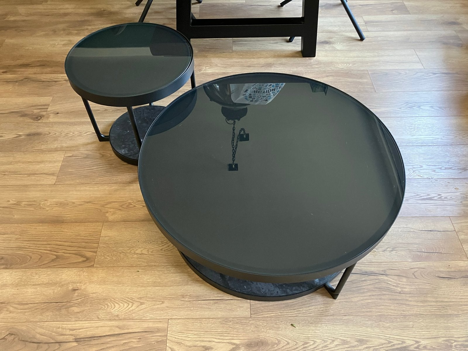 Set van 2 ronde salontafels met glazen blad en marmerlook, Ophalen, Gebruikt, Rond, 50 tot 100 cm