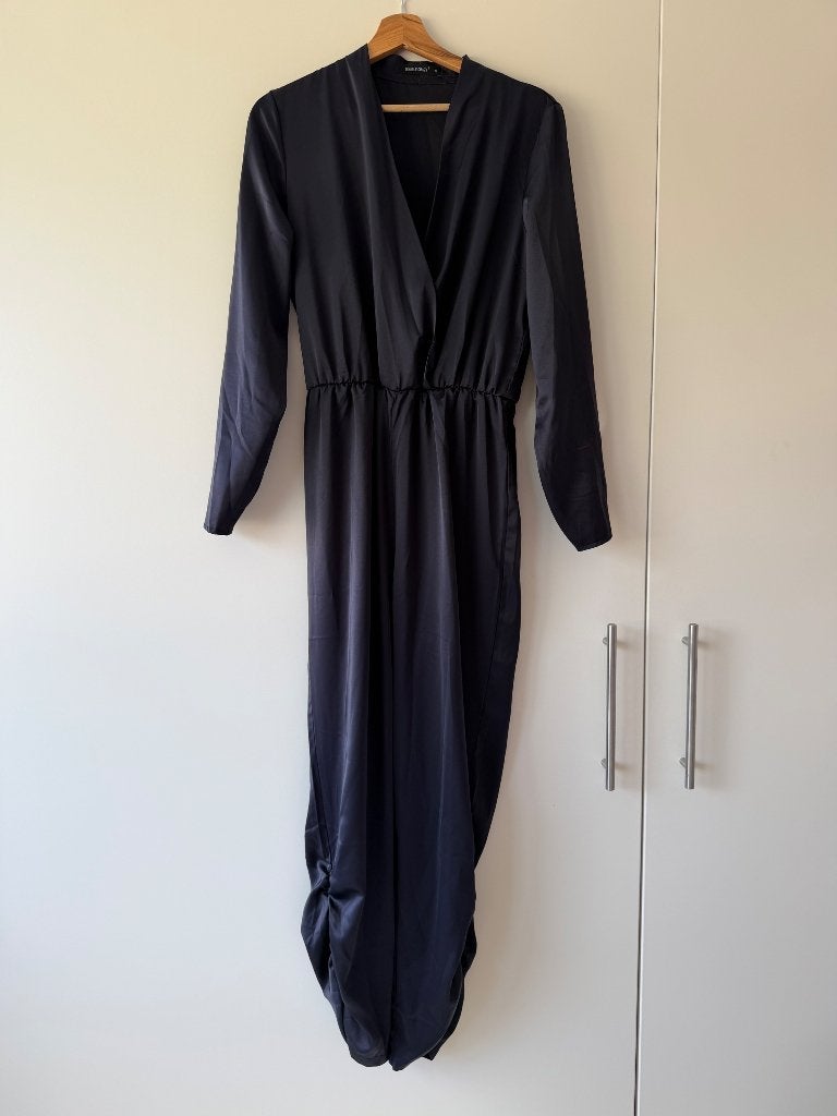 Donkerblauwe satijnen jumpsuit, Kleding | Dames, Verzenden, Zo goed als nieuw, Maat 38/40 (M), Blauw