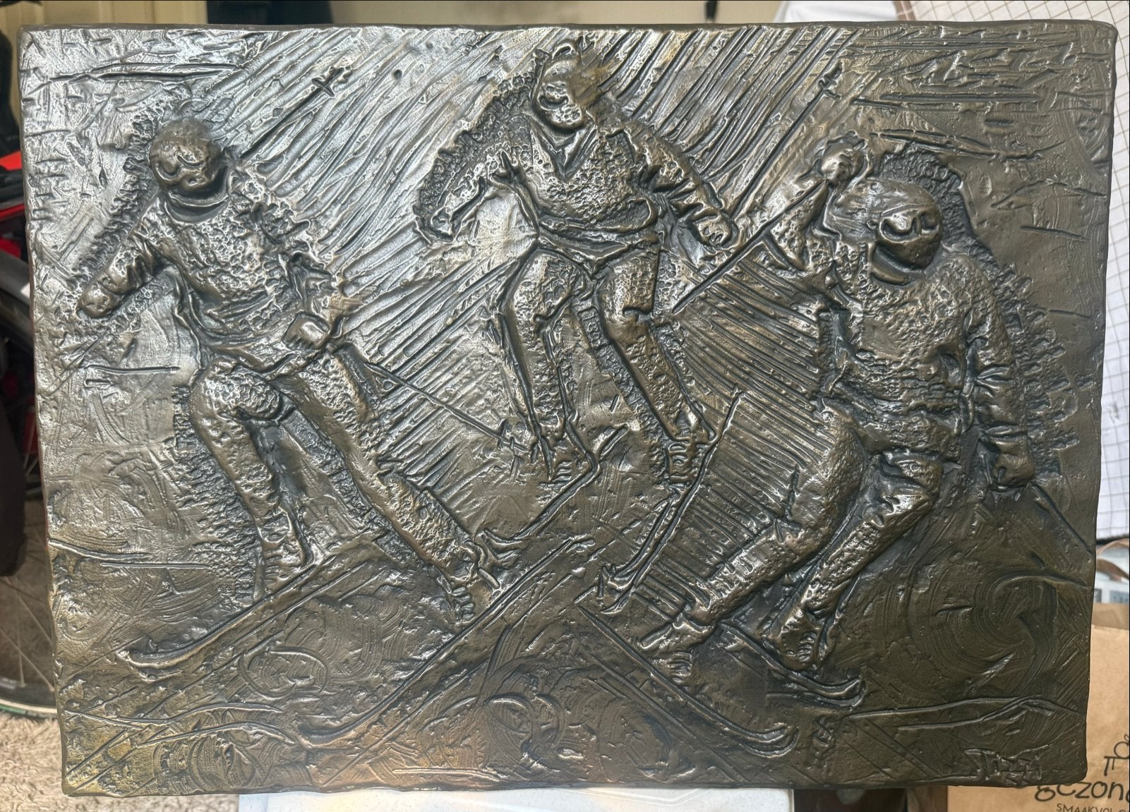 Vintage Metalen Wandreliëf Skiërs - Gesigneerd Tizzi, Ophalen, Groep mensen, 50 - 100 cm, Wanddecoratie