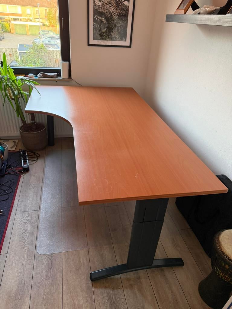 Mooi en groot hoekbureau incl. kabelgoot, Huis en Inrichting, Bureaus, Ophalen, In hoogte verstelbaar, Zo goed als nieuw
