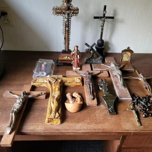 Grote collectie religieuze beelden en kruisbeelden, Antiek en Kunst, Ophalen of Verzenden