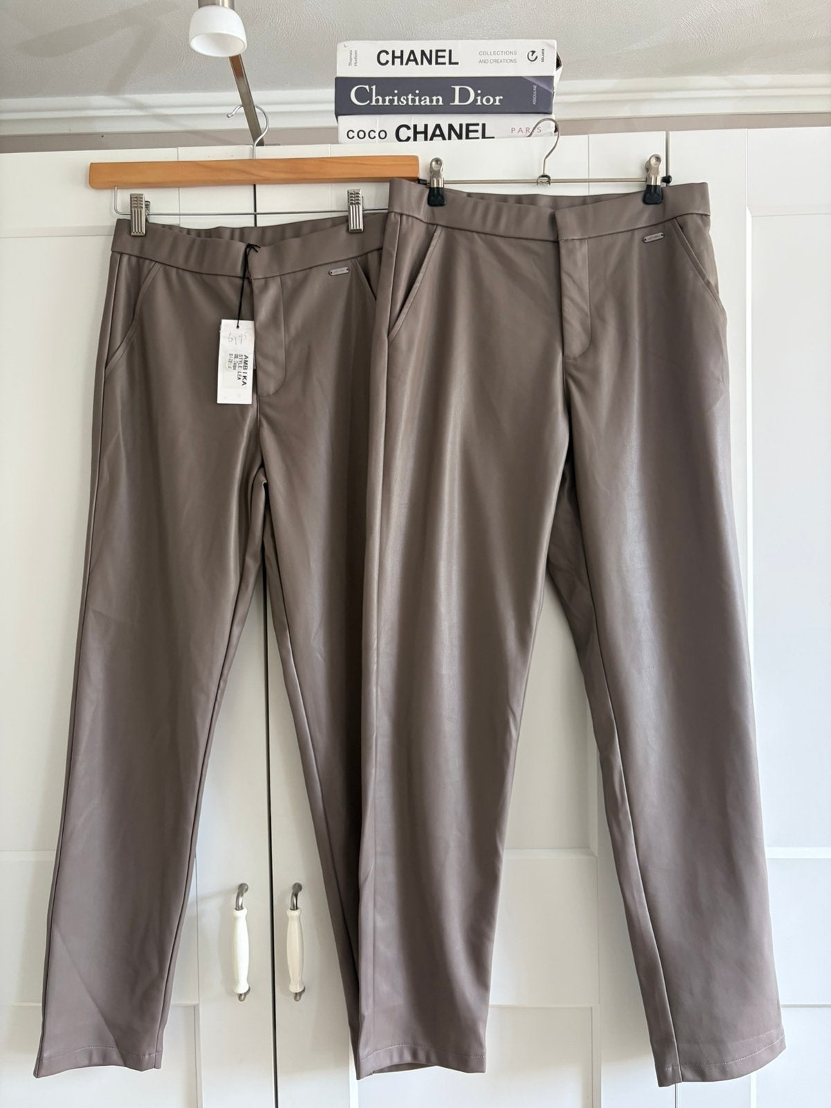 Ambika * nieuw* lederlook taupe broeken L en S, Kleding | Dames, Maat 38/40 (M), Bruin, Nieuw, Ophalen of Verzenden