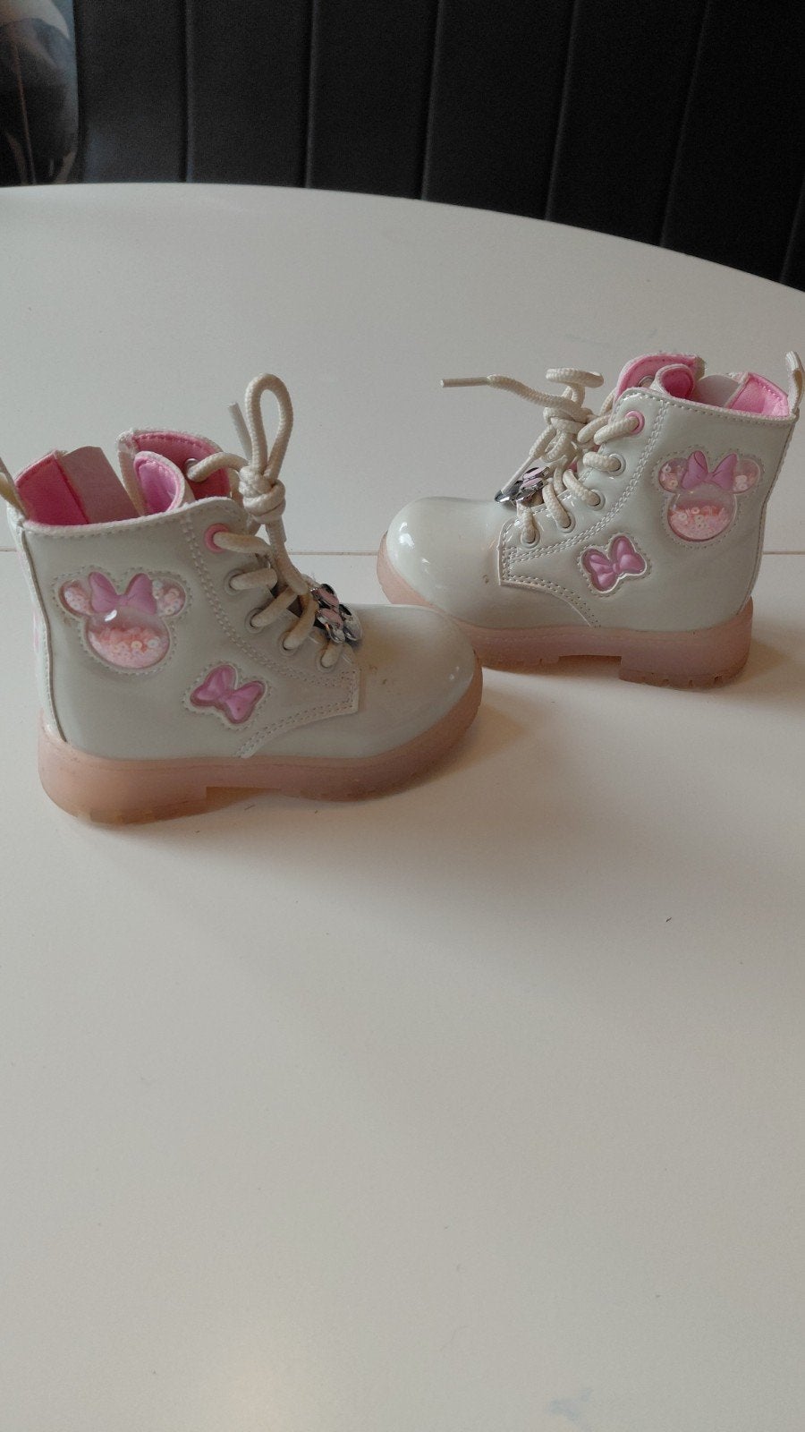 leuke meiden laarsjes van minnie mouse met licht maat 23, Ophalen, Meisje, Laarzen, Zo goed als nieuw