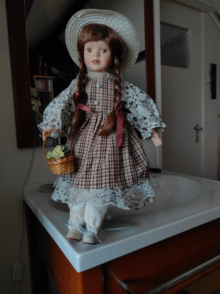Vintage pop met strohoed en mandje - 40 cm hoog, Verzamelen, Ophalen of Verzenden, Gebruikt, Pop