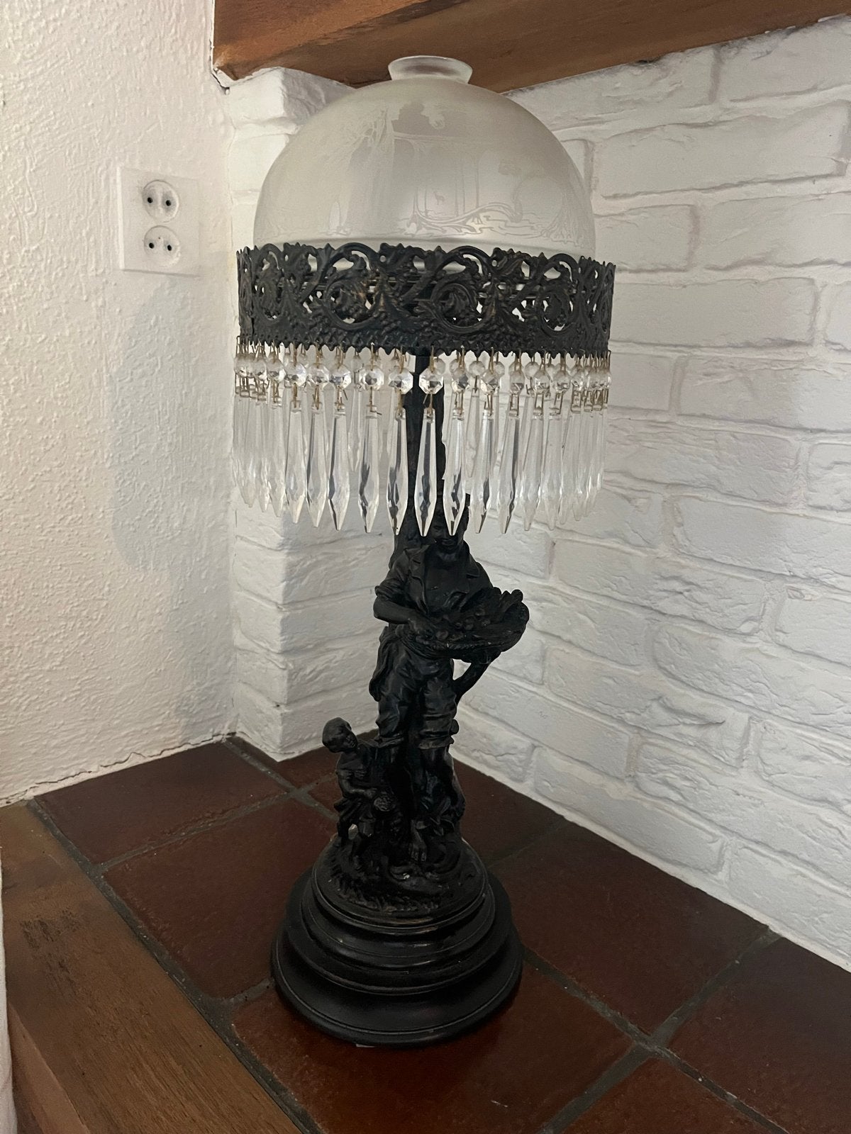 Antieke tafellamp met kristallen hangers en figuur, Antiek en Kunst, Ophalen