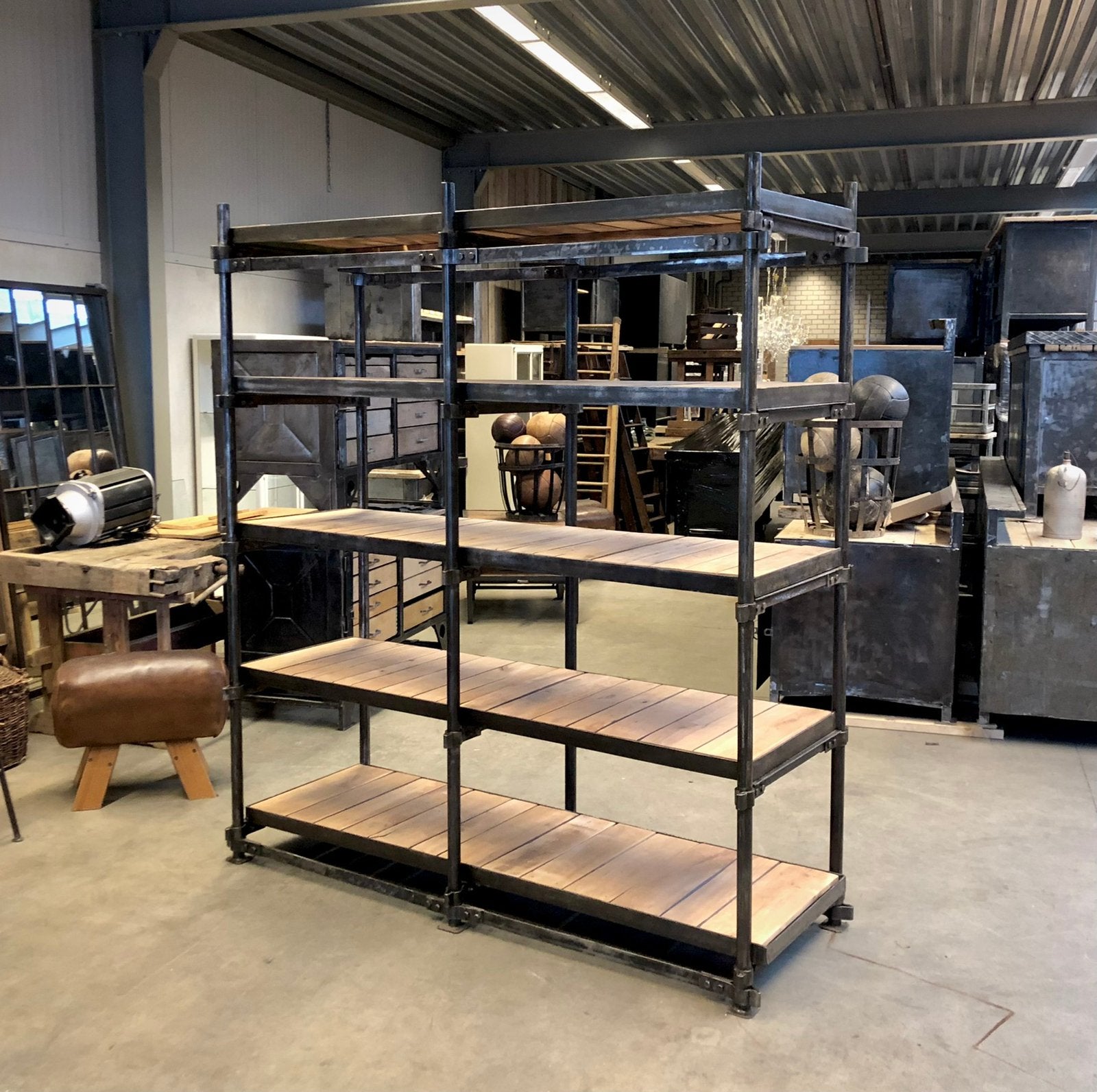 Oude stellingkast, industriële stelling, vintage kast,, Ophalen