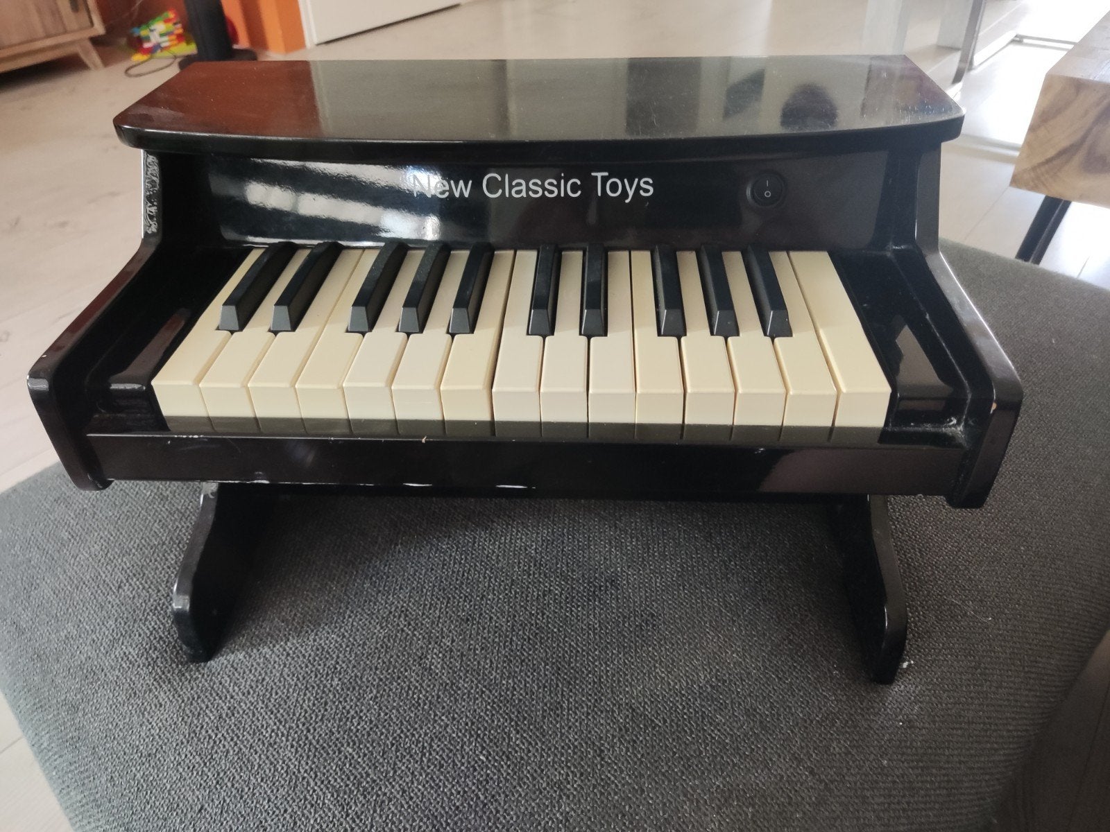 Gratis af te halen: Piano met 4 defecte toetsen, rest werkt, Ophalen, Gebruikt, Zwart, Piano