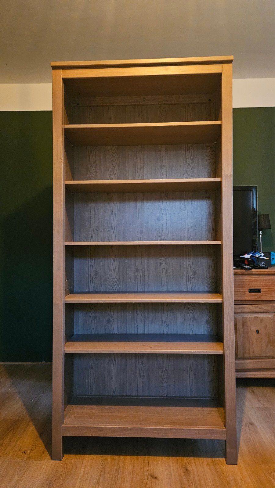 Foto 2 van 2 IKEA Hemnes Boekenkasten. 1 wit 1 bruin